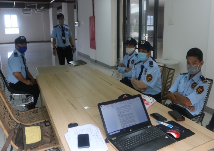 Đội ngũ quản lý Bảo vệ Việt Thiên Long đang bàn về cácphương án bảo vệ cho khách hàng với chi phí hợp lý nhất