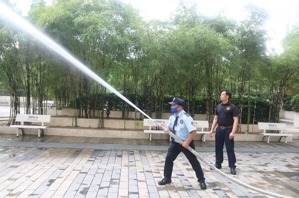 Nhân viên bảo vệ Việt Thiên Longđang thực hành chữa cháy