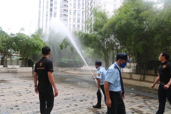 Nhânviên của dịch vụ bảo vệ tòa nhà Việt Thiên Long được tập huấn PCCC